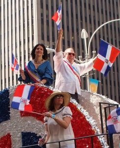 NUEVA YORK.-La periodista Alicia Ortega y el c+¦nsul Eduardo Selman mientras saludaban a sus connacionales desde la carroza del Consulado en el desfile.