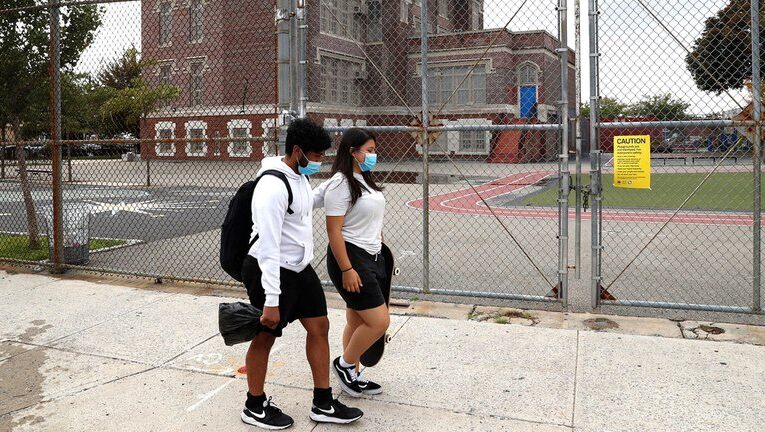 Segunda ola de coronavirus en Nueva York: un grupo de padres presentó una demanda ante la Justicia para reabrir las escuelas