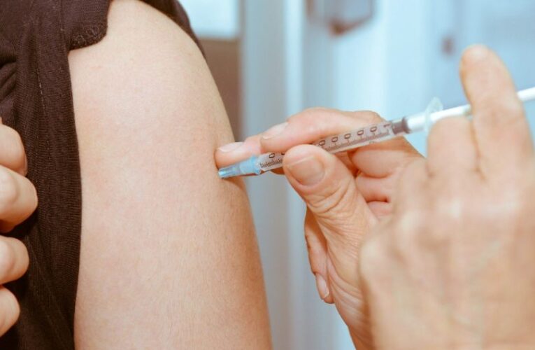 Vacunas Moderna y Pfizer: sus efectos adversos propios y los que comparten