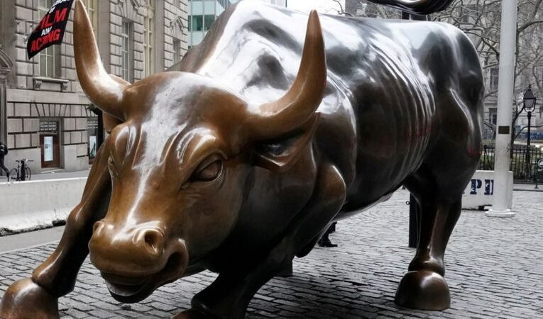 Arturo Di Modica, el escultor de la famosa estatua del toro de Wall Street, muere a los 80 años